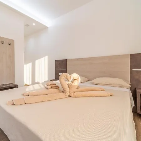 Mentana Rooms-2